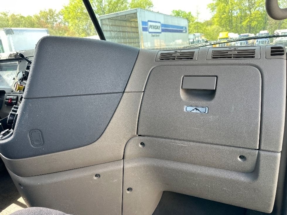 Day Cab Tractor-Heavy Duty Tractors-Freightliner-2019-Cascadia 12542ST-Parsippany-NJ-260,941\n\t\tmiles-$ 33,000 - Image 13