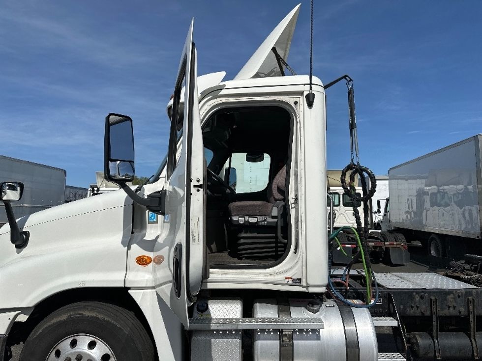 Day Cab Tractor-Heavy Duty Tractors-Freightliner-2019-Cascadia 12542ST-Parsippany-NJ-260,941\n\t\tmiles-$ 33,000 - Image 9