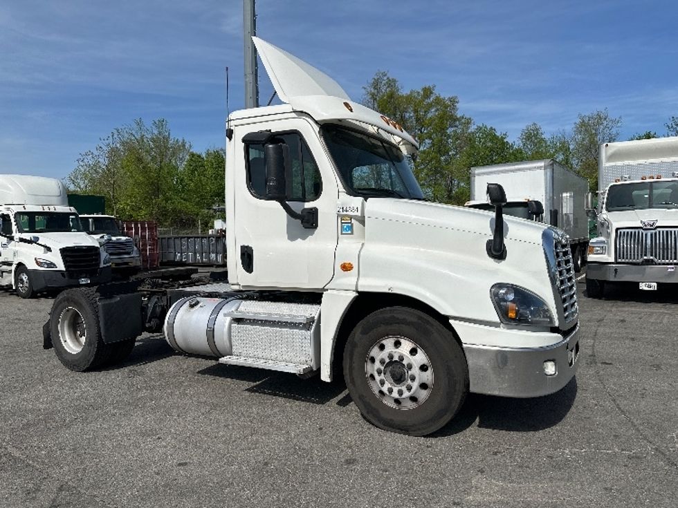 Day Cab Tractor-Heavy Duty Tractors-Freightliner-2019-Cascadia 12542ST-Parsippany-NJ-274,642\n\t\tmiles-$ 32,500 - Image 1