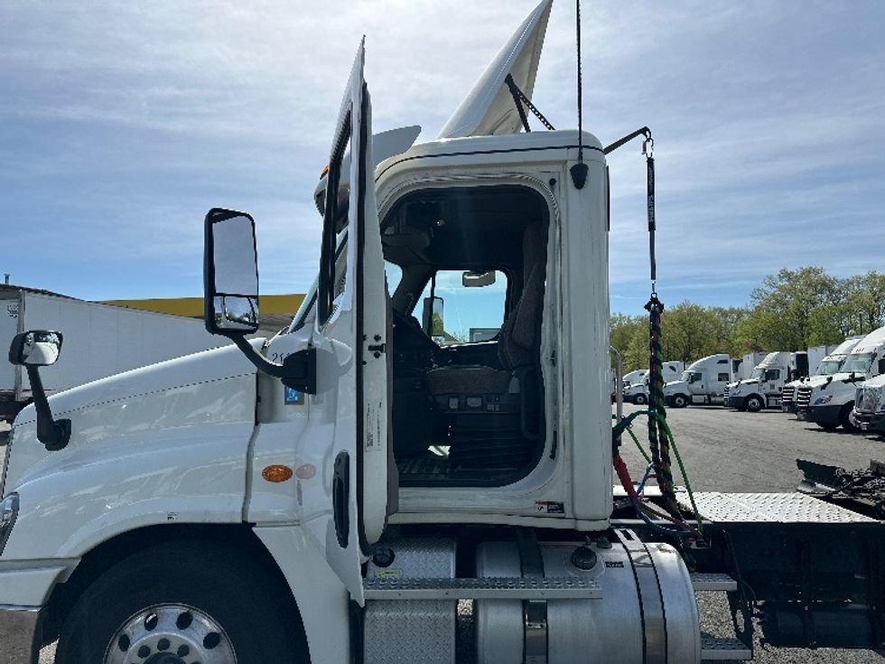 Day Cab Tractor-Heavy Duty Tractors-Freightliner-2019-Cascadia 12542ST-Parsippany-NJ-274,642\n\t\tmiles-$ 32,500 - Image 9