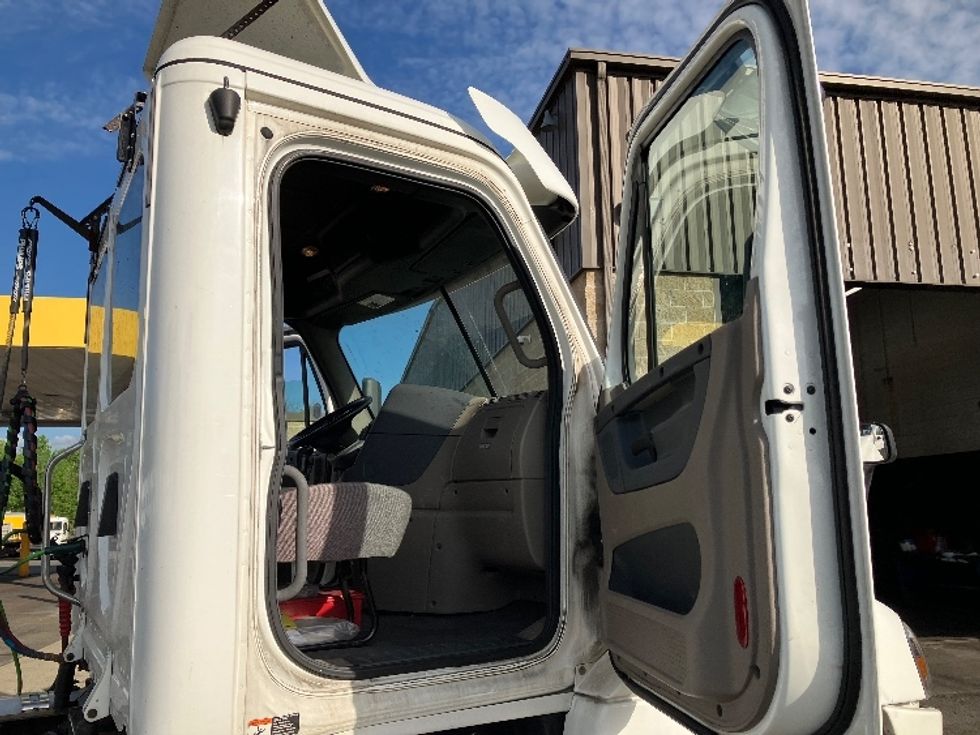 Day Cab Tractor-Heavy Duty Tractors-Freightliner-2019-Cascadia 12542ST-Parsippany-NJ-309,232\n\t\tmiles-$ 30,750 - Image 12