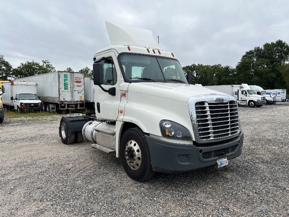 Day Cab Tractor-Heavy Duty Tractors-Freightliner-2019-Cascadia 12542ST-Pennsauken-NJ-351,468\n\t\tmiles-$ 35,750 - Image 1