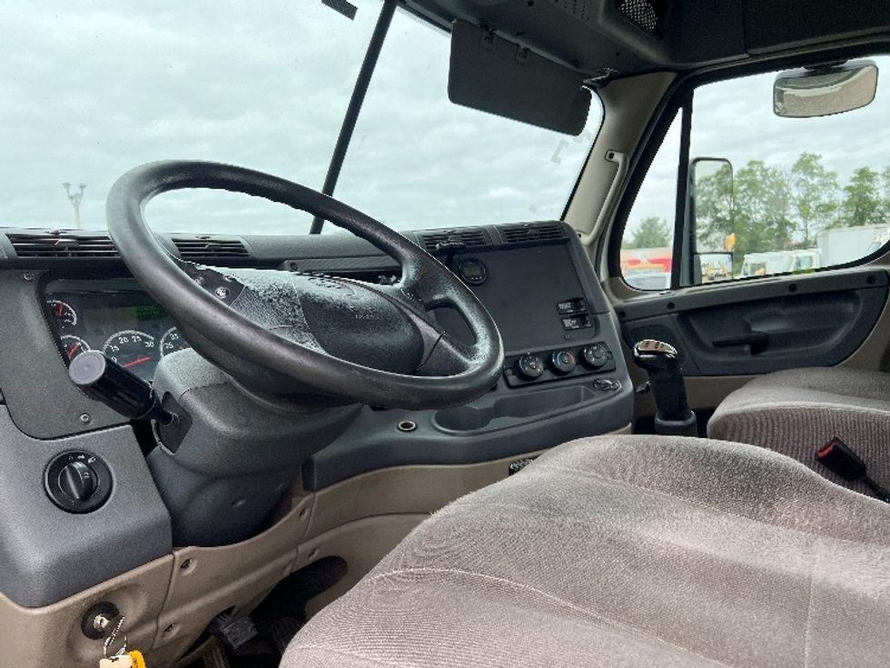 Day Cab Tractor-Heavy Duty Tractors-Freightliner-2019-Cascadia 12542ST-Pennsauken-NJ-351,468\n\t\tmiles-$ 35,750 - Image 10