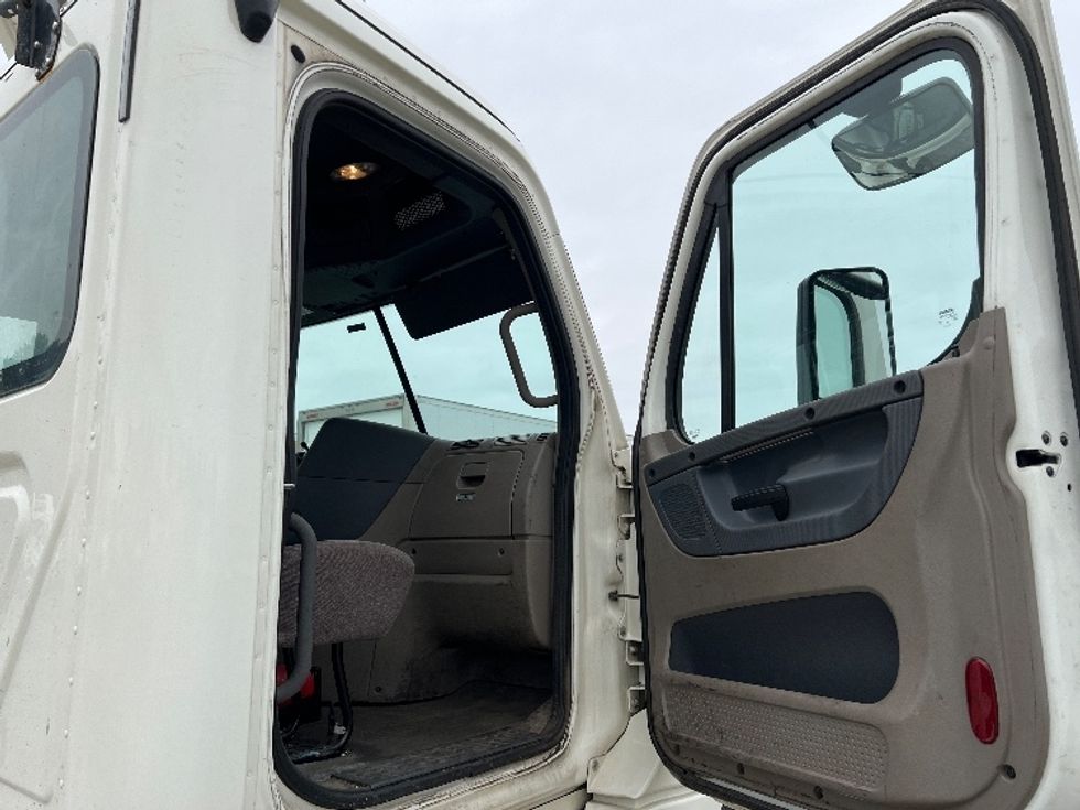 Day Cab Tractor-Heavy Duty Tractors-Freightliner-2019-Cascadia 12542ST-Pennsauken-NJ-351,468\n\t\tmiles-$ 35,750 - Image 12