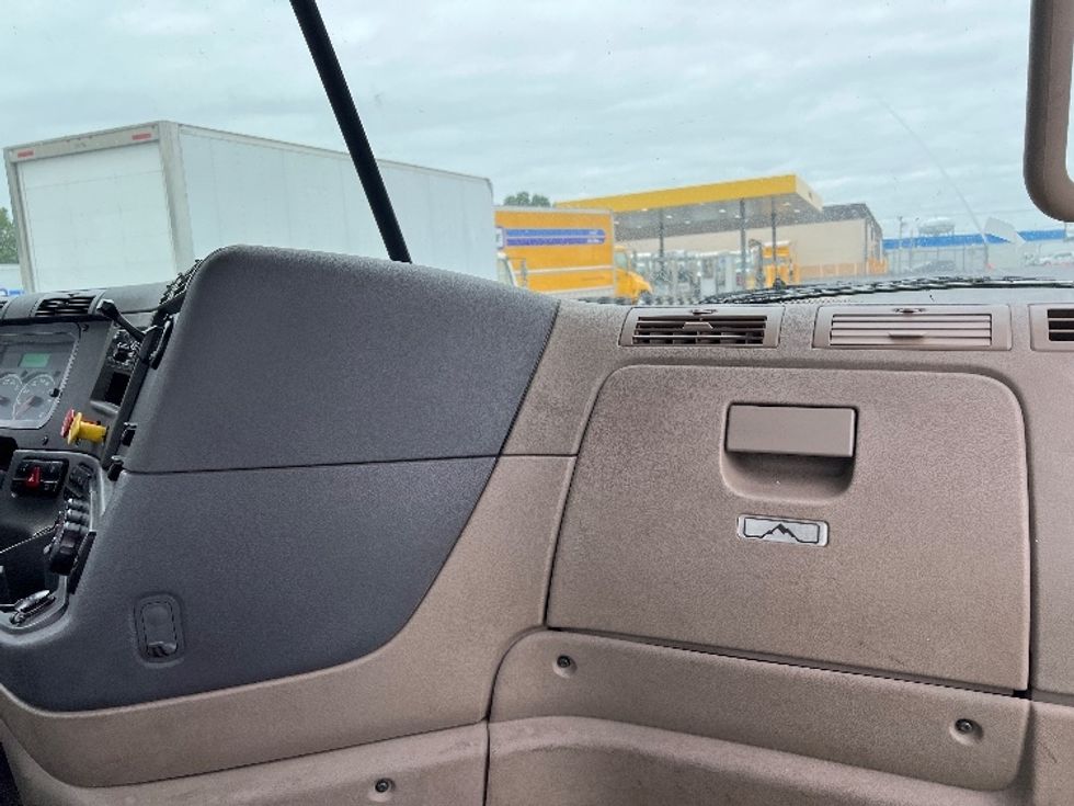 Day Cab Tractor-Heavy Duty Tractors-Freightliner-2019-Cascadia 12542ST-Pennsauken-NJ-351,468\n\t\tmiles-$ 35,750 - Image 13