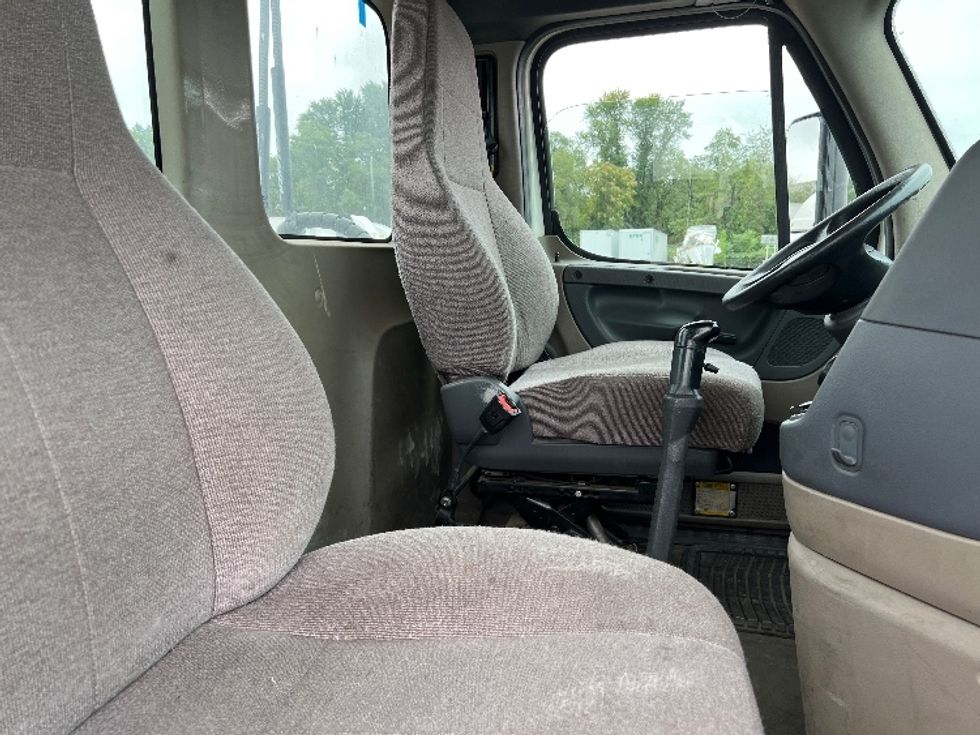 Day Cab Tractor-Heavy Duty Tractors-Freightliner-2019-Cascadia 12542ST-Pennsauken-NJ-351,468\n\t\tmiles-$ 35,750 - Image 14