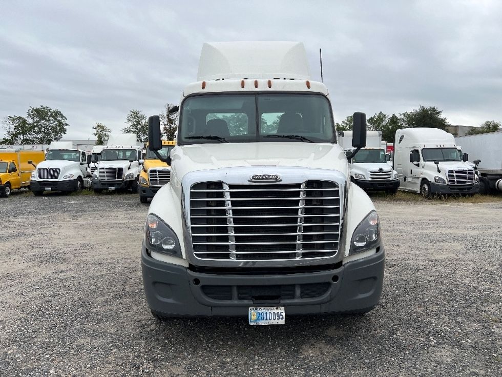 Day Cab Tractor-Heavy Duty Tractors-Freightliner-2019-Cascadia 12542ST-Pennsauken-NJ-351,468\n\t\tmiles-$ 35,750 - Image 2