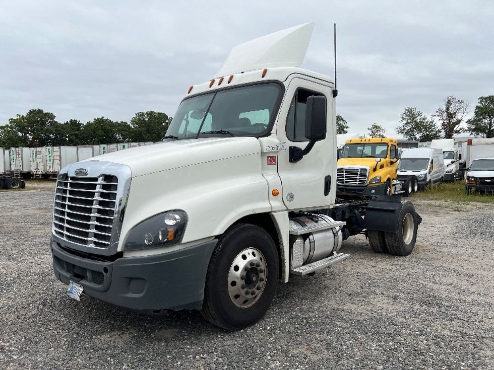 Day Cab Tractor-Heavy Duty Tractors-Freightliner-2019-Cascadia 12542ST-Pennsauken-NJ-351,468\n\t\tmiles-$ 35,750 - Image 3