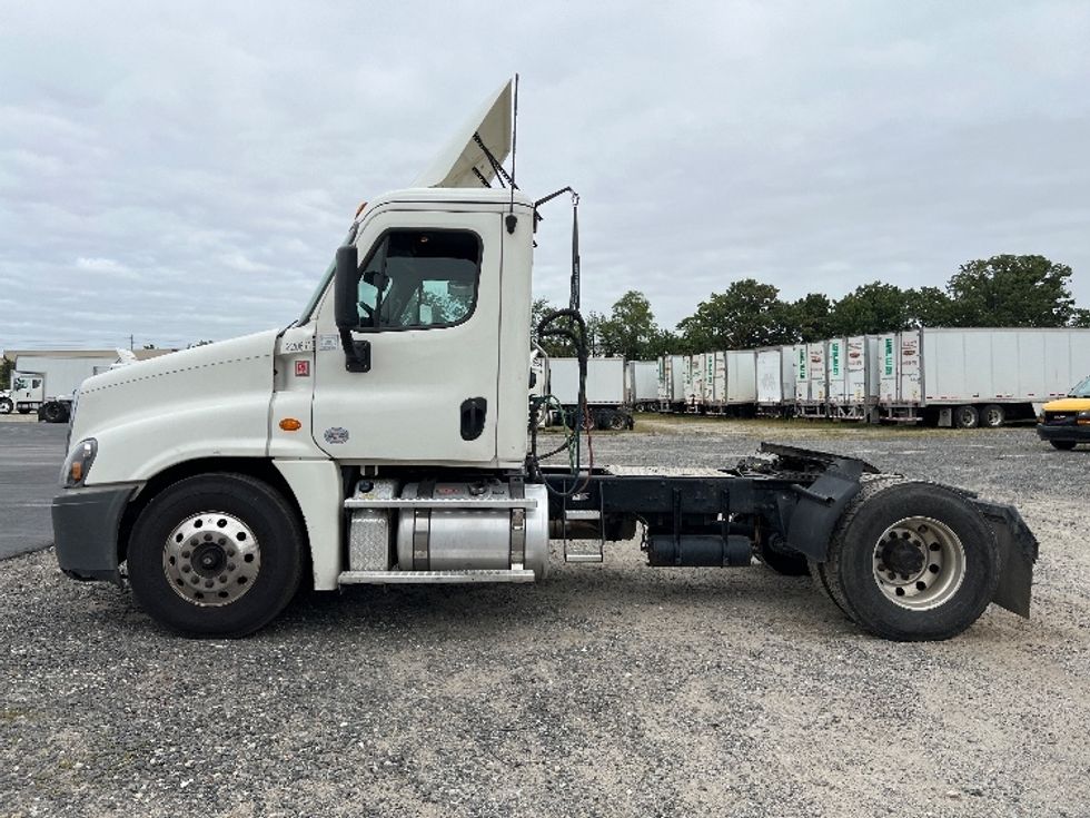 Day Cab Tractor-Heavy Duty Tractors-Freightliner-2019-Cascadia 12542ST-Pennsauken-NJ-351,468\n\t\tmiles-$ 35,750 - Image 4