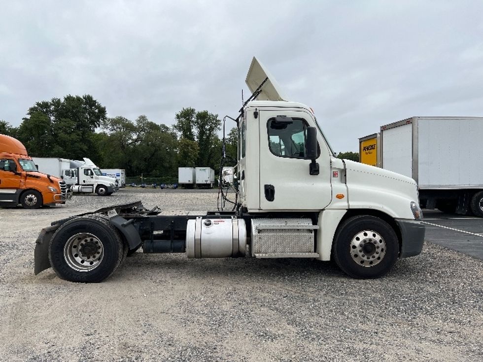 Day Cab Tractor-Heavy Duty Tractors-Freightliner-2019-Cascadia 12542ST-Pennsauken-NJ-351,468\n\t\tmiles-$ 35,750 - Image 8