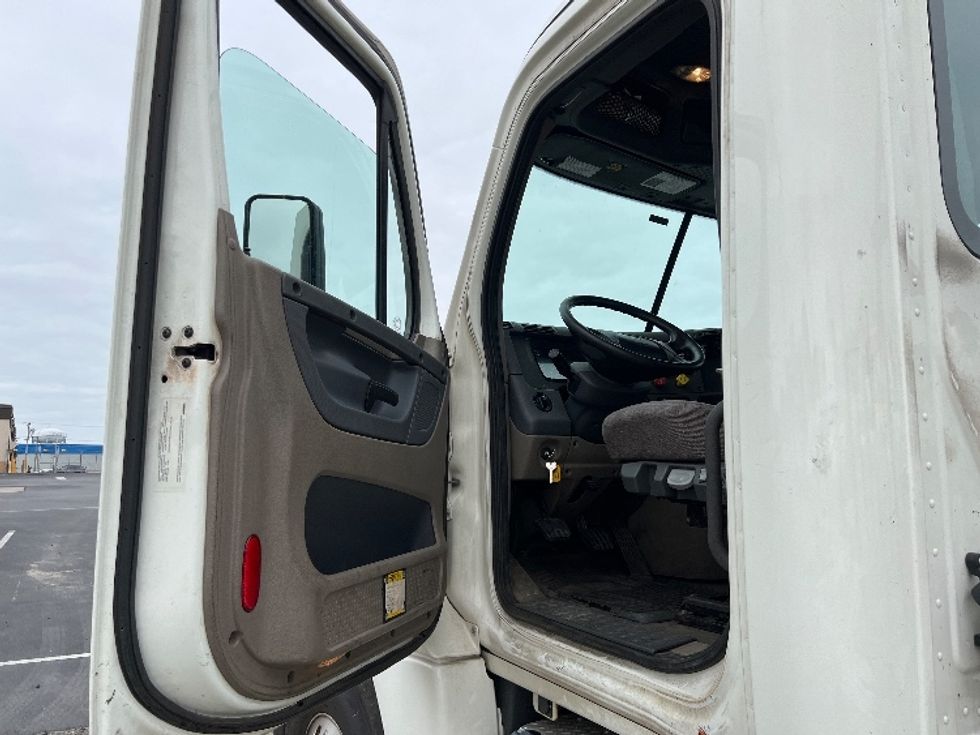 Day Cab Tractor-Heavy Duty Tractors-Freightliner-2019-Cascadia 12542ST-Pennsauken-NJ-351,468\n\t\tmiles-$ 35,750 - Image 9