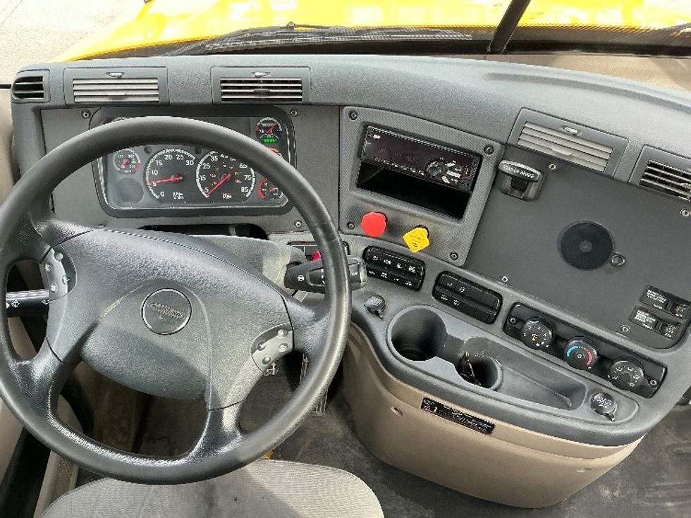 Day Cab Tractor-Heavy Duty Tractors-Freightliner-2019-Cascadia 12542ST-Piqua-OH-410,658\n\t\tmiles-$ 23,000 - Image 11