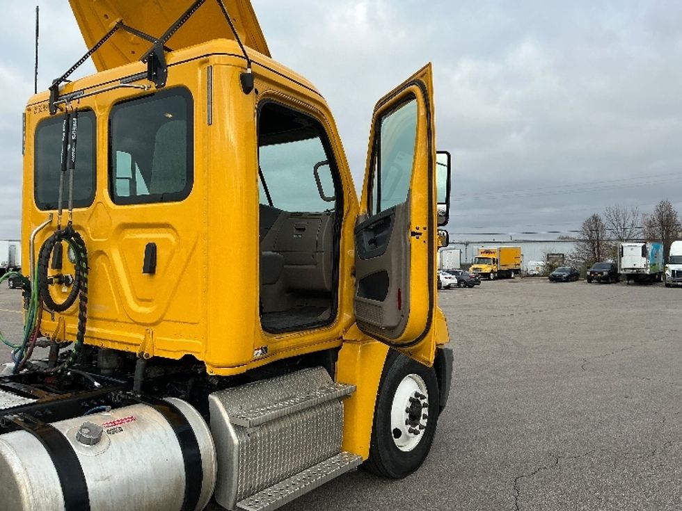 Day Cab Tractor-Heavy Duty Tractors-Freightliner-2019-Cascadia 12542ST-Piqua-OH-410,658\n\t\tmiles-$ 23,000 - Image 12