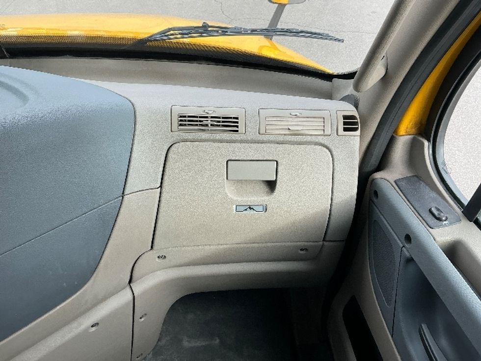 Day Cab Tractor-Heavy Duty Tractors-Freightliner-2019-Cascadia 12542ST-Piqua-OH-410,658\n\t\tmiles-$ 23,000 - Image 13