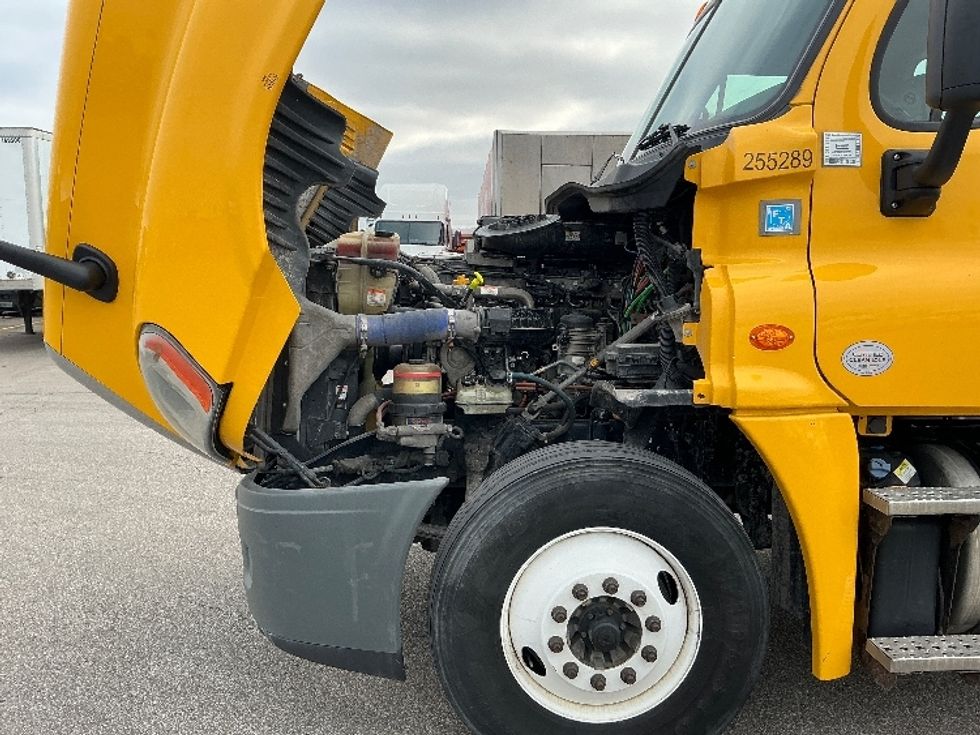 Day Cab Tractor-Heavy Duty Tractors-Freightliner-2019-Cascadia 12542ST-Piqua-OH-410,658\n\t\tmiles-$ 23,000 - Image 16