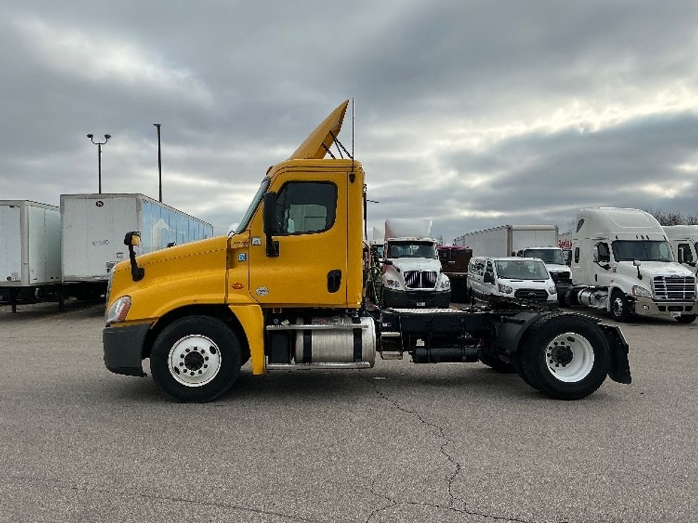 Day Cab Tractor-Heavy Duty Tractors-Freightliner-2019-Cascadia 12542ST-Piqua-OH-410,658\n\t\tmiles-$ 23,000 - Image 4