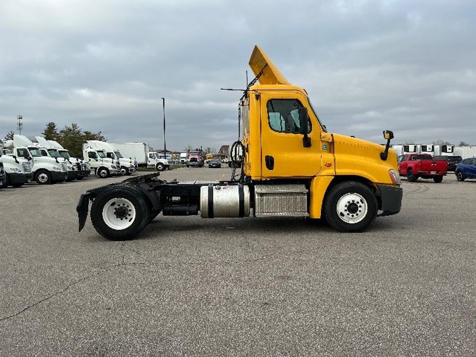 Day Cab Tractor-Heavy Duty Tractors-Freightliner-2019-Cascadia 12542ST-Piqua-OH-410,658\n\t\tmiles-$ 23,000 - Image 8