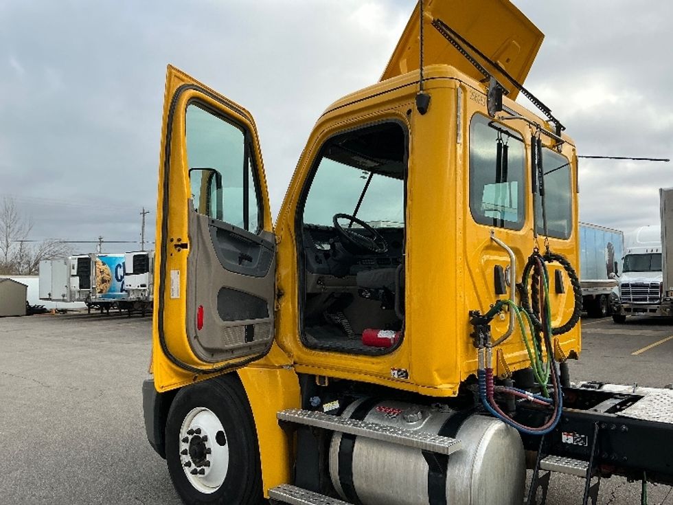 Day Cab Tractor-Heavy Duty Tractors-Freightliner-2019-Cascadia 12542ST-Piqua-OH-410,658\n\t\tmiles-$ 23,000 - Image 9