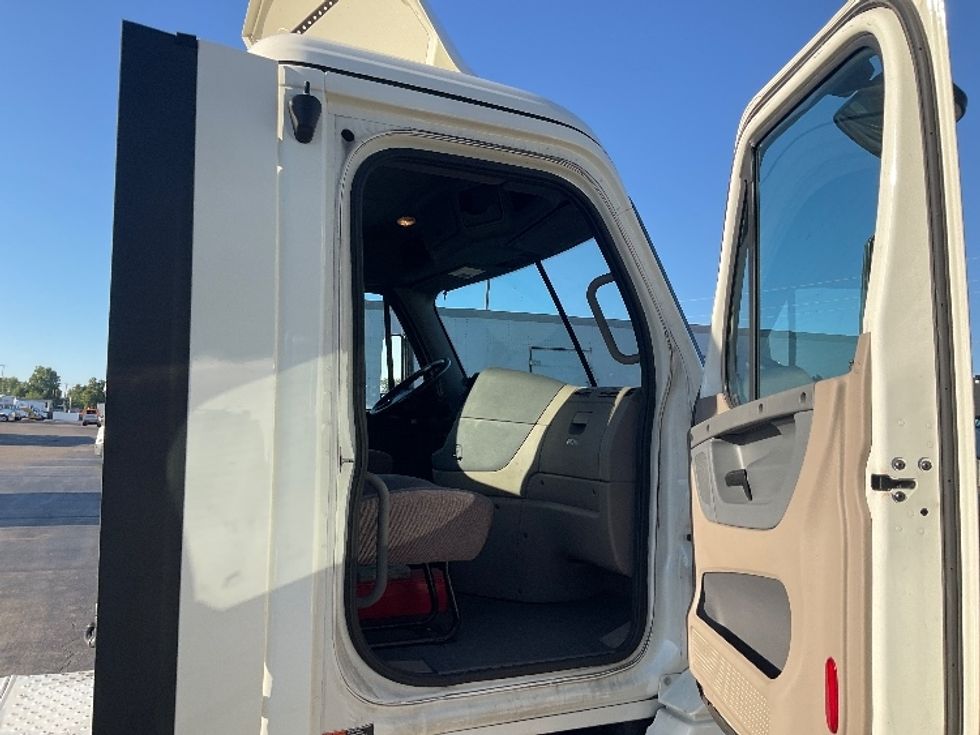 Day Cab Tractor-Heavy Duty Tractors-Freightliner-2019-Cascadia 12542ST-Piqua-OH-427,794\n\t\tmiles-$ 30,000 - Image 12