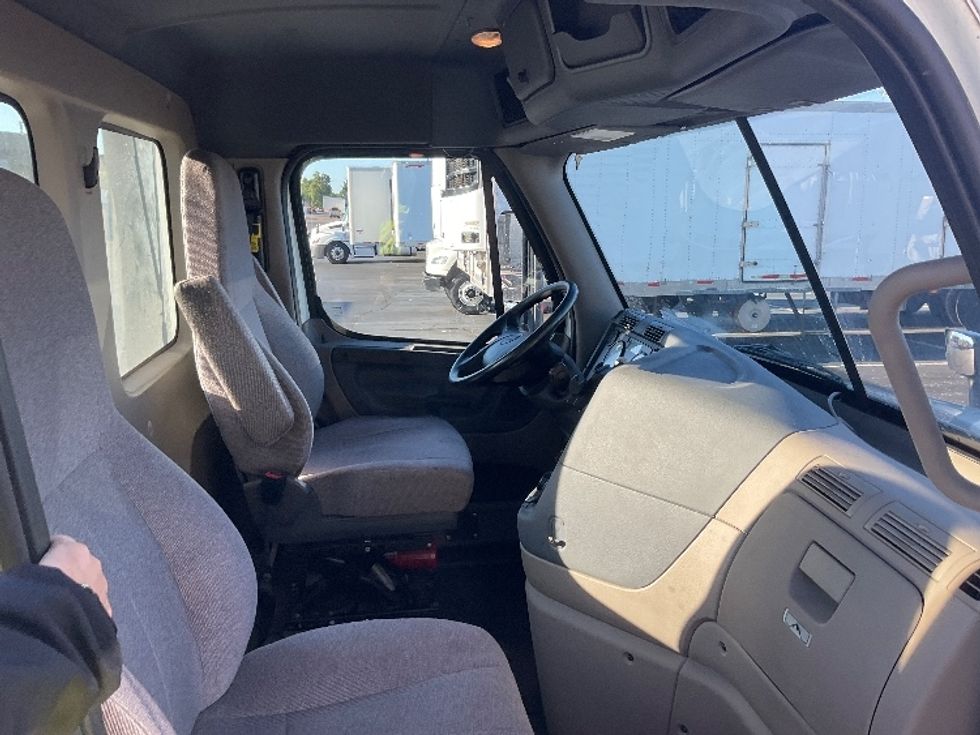 Day Cab Tractor-Heavy Duty Tractors-Freightliner-2019-Cascadia 12542ST-Piqua-OH-427,794\n\t\tmiles-$ 30,000 - Image 14