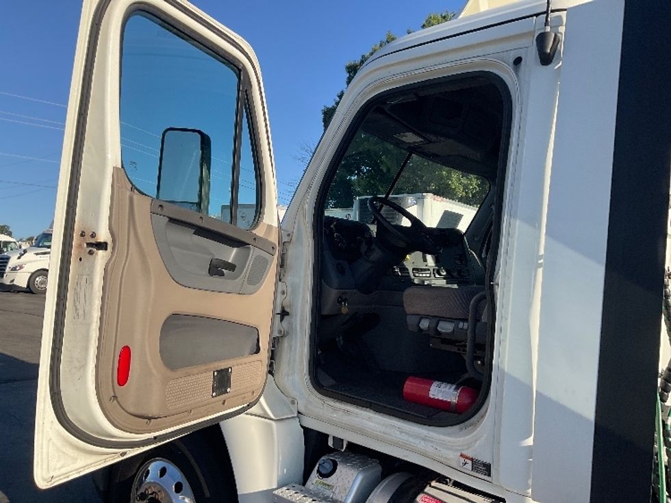 Day Cab Tractor-Heavy Duty Tractors-Freightliner-2019-Cascadia 12542ST-Piqua-OH-427,794\n\t\tmiles-$ 30,000 - Image 9