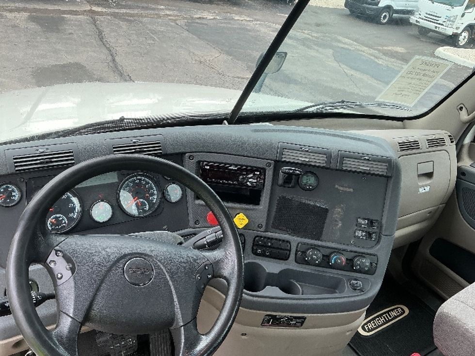 Day Cab Tractor-Heavy Duty Tractors-Freightliner-2019-Cascadia 12542ST-Piqua-OH-476,601\n\t\tmiles-$ 27,750 - Image 11