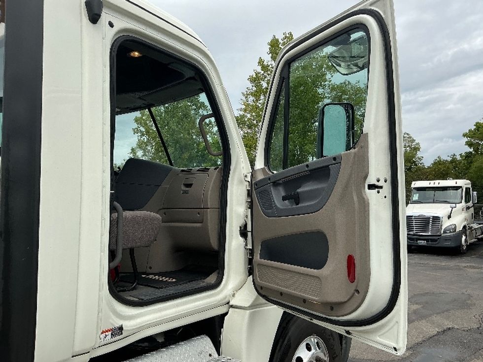 Day Cab Tractor-Heavy Duty Tractors-Freightliner-2019-Cascadia 12542ST-Piqua-OH-476,601\n\t\tmiles-$ 27,750 - Image 12