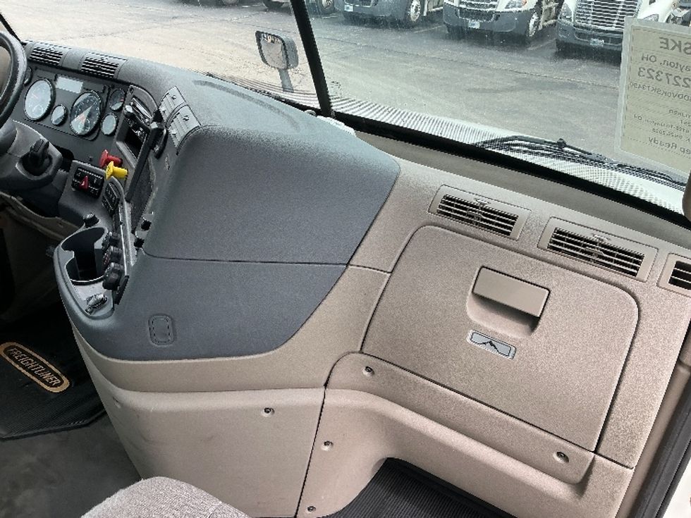 Day Cab Tractor-Heavy Duty Tractors-Freightliner-2019-Cascadia 12542ST-Piqua-OH-476,601\n\t\tmiles-$ 27,750 - Image 13