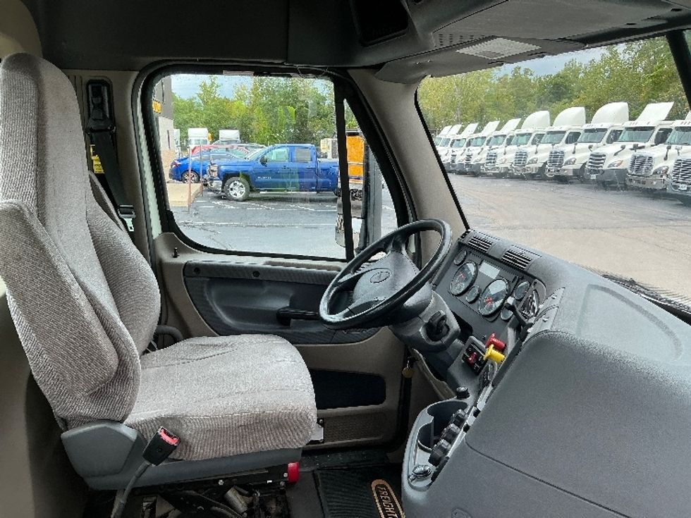 Day Cab Tractor-Heavy Duty Tractors-Freightliner-2019-Cascadia 12542ST-Piqua-OH-476,601\n\t\tmiles-$ 27,750 - Image 14