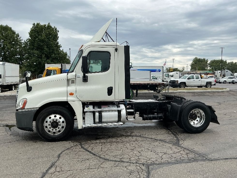 Day Cab Tractor-Heavy Duty Tractors-Freightliner-2019-Cascadia 12542ST-Piqua-OH-476,601\n\t\tmiles-$ 27,750 - Image 4