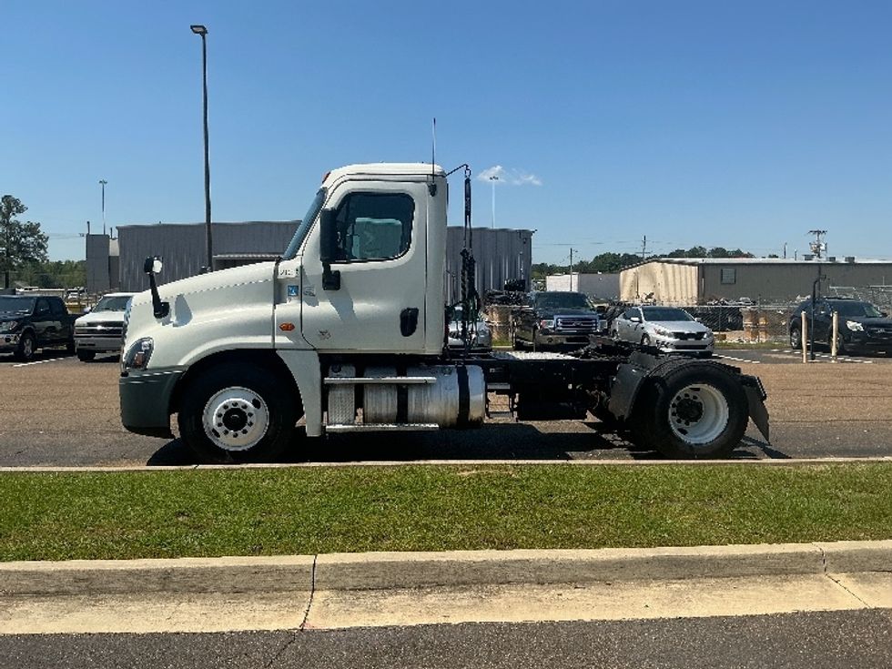 Day Cab Tractor-Heavy Duty Tractors-Freightliner-2019-Cascadia 12542ST-Richland-MS-722,062\n\t\tmiles-$ 21,500 - Image 4