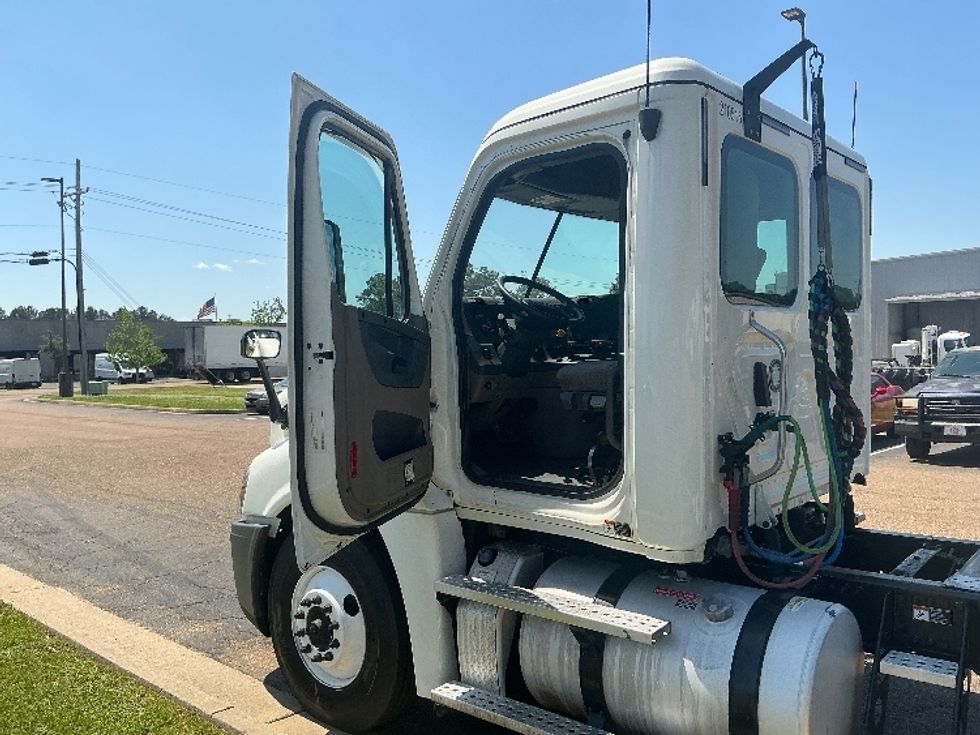 Day Cab Tractor-Heavy Duty Tractors-Freightliner-2019-Cascadia 12542ST-Richland-MS-722,062\n\t\tmiles-$ 21,500 - Image 9