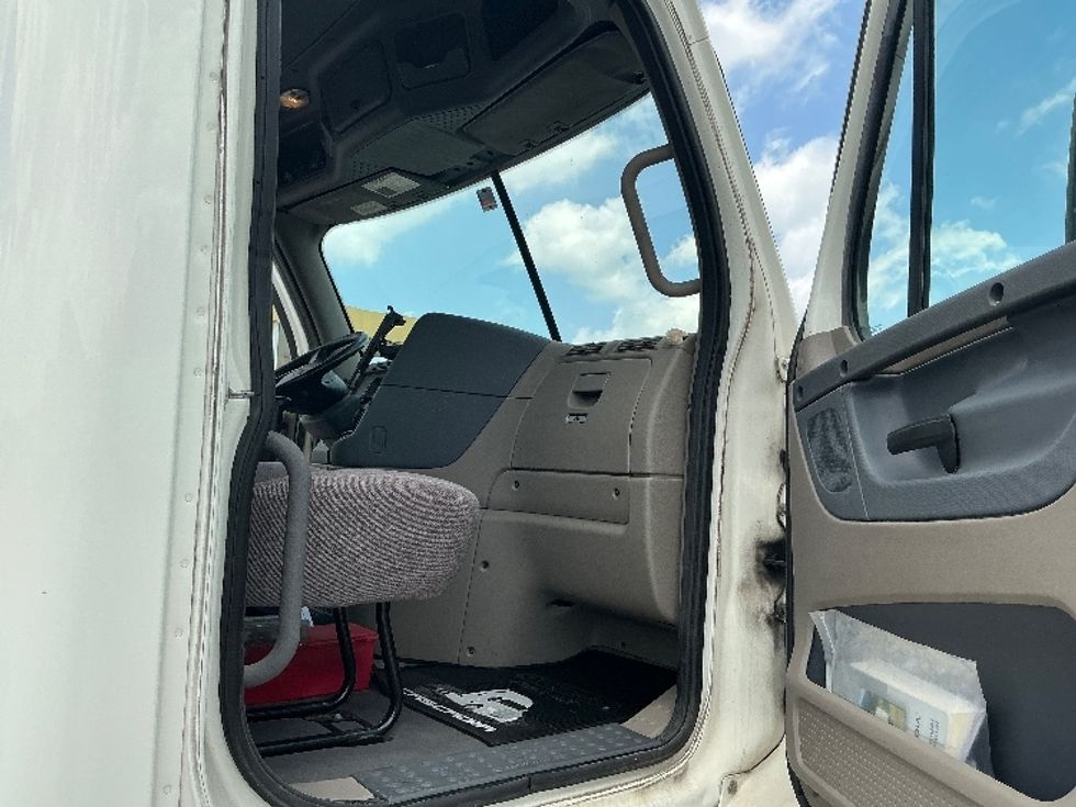 Day Cab Tractor-Heavy Duty Tractors-Freightliner-2019-Cascadia 12542ST-San Antonio-TX-226,075\n\t\tmiles-$ 29,750 - Image 12
