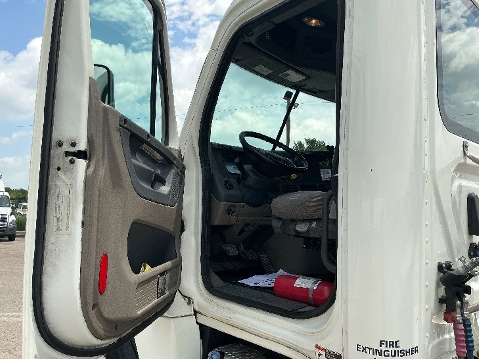 Day Cab Tractor-Heavy Duty Tractors-Freightliner-2019-Cascadia 12542ST-San Antonio-TX-226,075\n\t\tmiles-$ 29,750 - Image 9