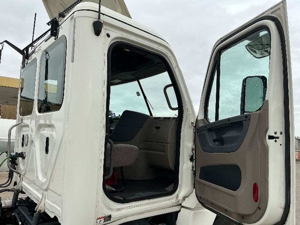 Day Cab Tractor-Heavy Duty Tractors-Freightliner-2019-Cascadia 12542ST-San Antonio-TX-412,218\n\t\tmiles-$ 26,250 - Image 12