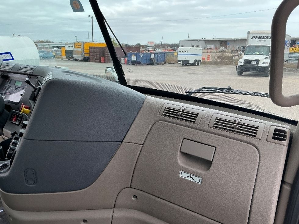 Day Cab Tractor-Heavy Duty Tractors-Freightliner-2019-Cascadia 12542ST-San Antonio-TX-412,218\n\t\tmiles-$ 26,250 - Image 13