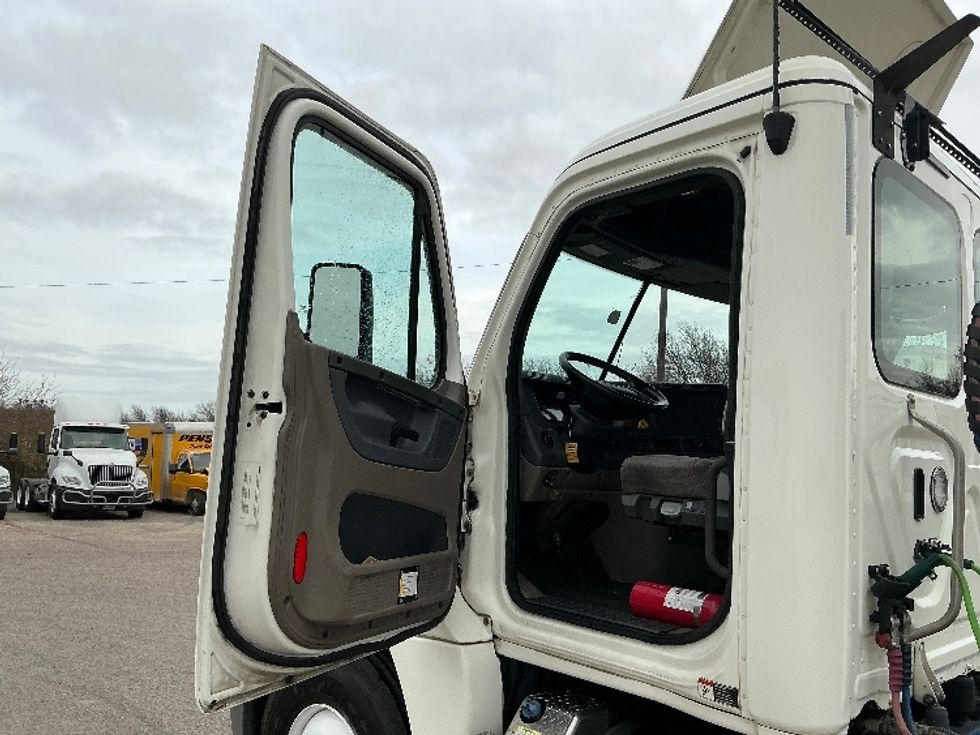 Day Cab Tractor-Heavy Duty Tractors-Freightliner-2019-Cascadia 12542ST-San Antonio-TX-412,218\n\t\tmiles-$ 26,250 - Image 9