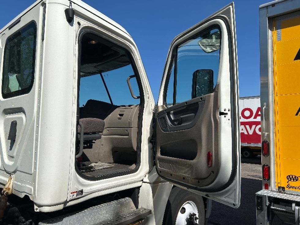 Day Cab Tractor-Heavy Duty Tractors-Freightliner-2019-Cascadia 12542ST-Sturtevant-WI-246,552\n\t\tmiles-$ 30,250 - Image 12