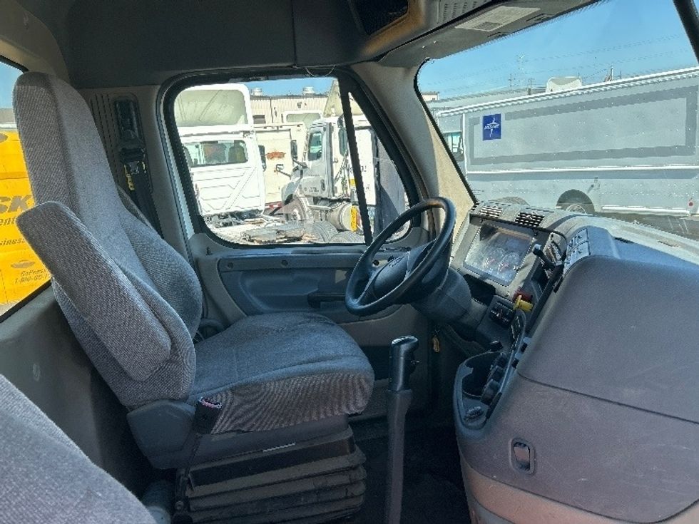 Day Cab Tractor-Heavy Duty Tractors-Freightliner-2019-Cascadia 12542ST-Sturtevant-WI-246,552\n\t\tmiles-$ 30,250 - Image 14