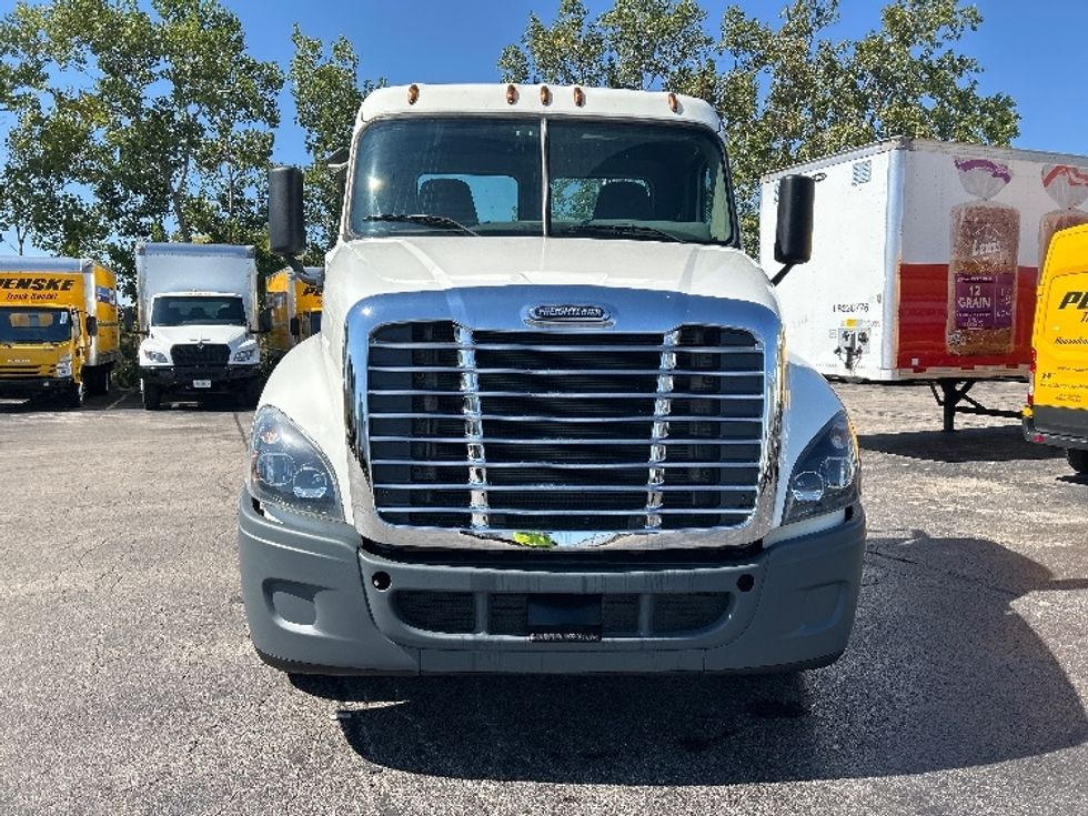 Day Cab Tractor-Heavy Duty Tractors-Freightliner-2019-Cascadia 12542ST-Sturtevant-WI-246,552\n\t\tmiles-$ 30,250 - Image 2