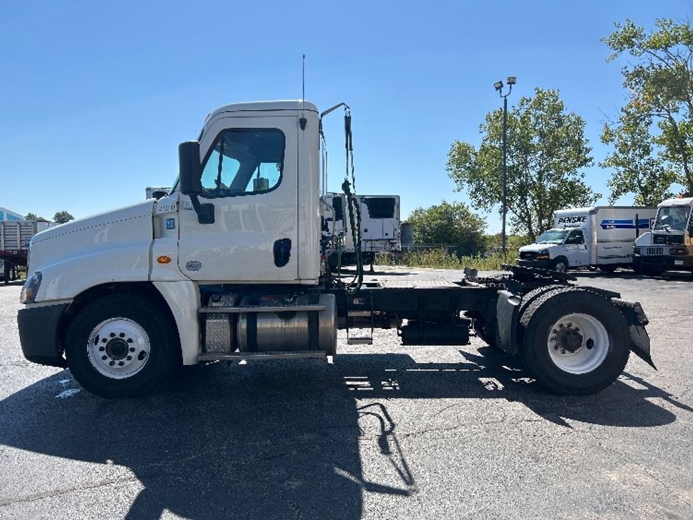 Day Cab Tractor-Heavy Duty Tractors-Freightliner-2019-Cascadia 12542ST-Sturtevant-WI-246,552\n\t\tmiles-$ 30,250 - Image 4