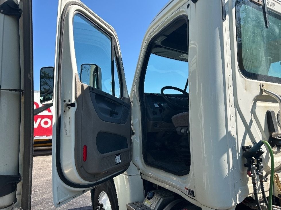 Day Cab Tractor-Heavy Duty Tractors-Freightliner-2019-Cascadia 12542ST-Sturtevant-WI-246,552\n\t\tmiles-$ 30,250 - Image 9