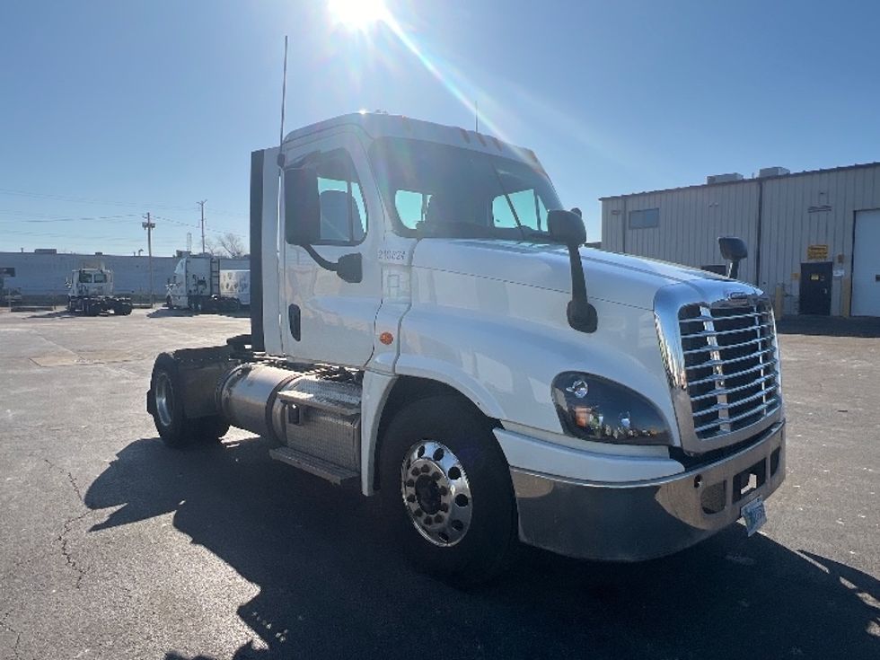 Day Cab Tractor-Heavy Duty Tractors-Freightliner-2019-Cascadia 12542ST-Sturtevant-WI-310,620\n\t\tmiles-$ 38,250 - Image 1