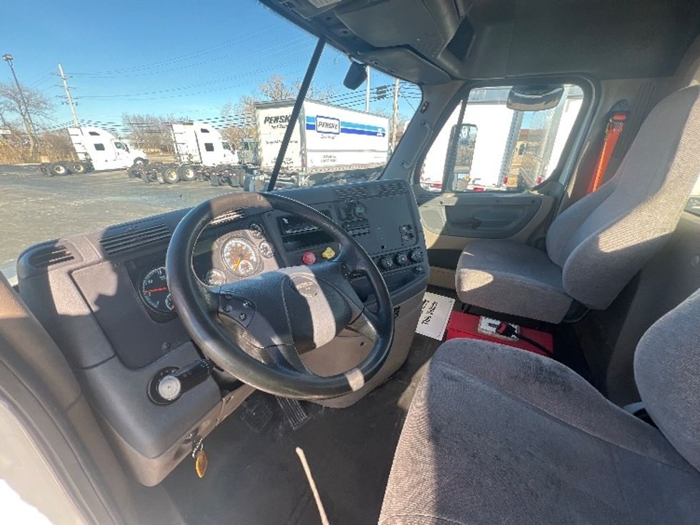 Day Cab Tractor-Heavy Duty Tractors-Freightliner-2019-Cascadia 12542ST-Sturtevant-WI-310,620\n\t\tmiles-$ 38,250 - Image 10