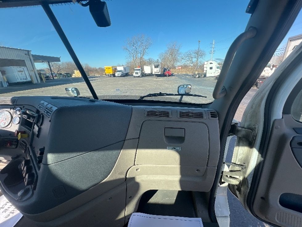 Day Cab Tractor-Heavy Duty Tractors-Freightliner-2019-Cascadia 12542ST-Sturtevant-WI-310,620\n\t\tmiles-$ 38,250 - Image 13