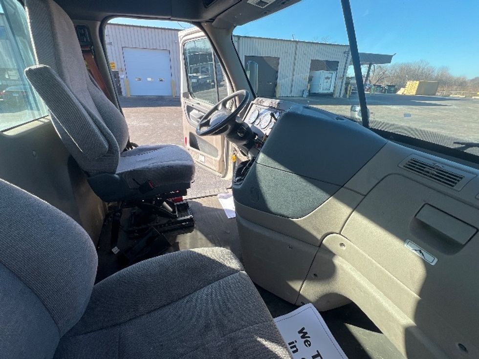 Day Cab Tractor-Heavy Duty Tractors-Freightliner-2019-Cascadia 12542ST-Sturtevant-WI-310,620\n\t\tmiles-$ 38,250 - Image 14