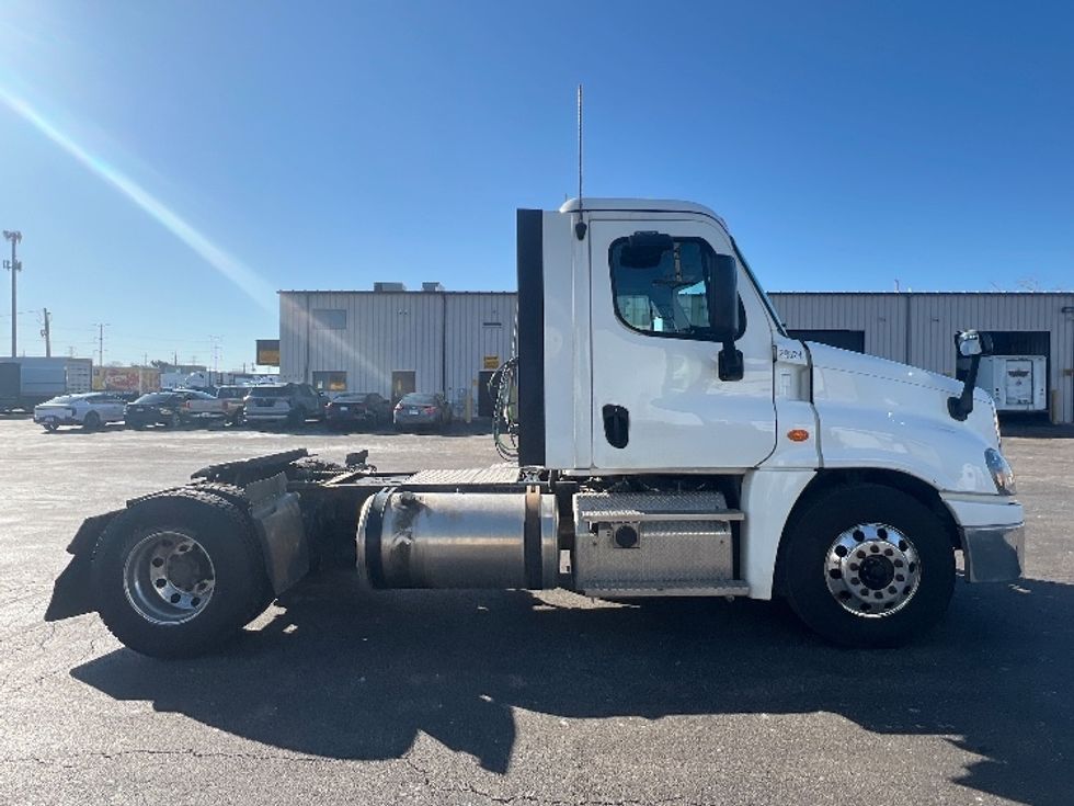 Day Cab Tractor-Heavy Duty Tractors-Freightliner-2019-Cascadia 12542ST-Sturtevant-WI-310,620\n\t\tmiles-$ 38,250 - Image 8