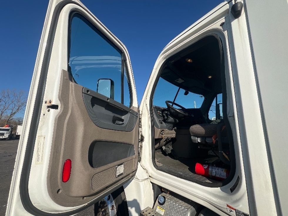 Day Cab Tractor-Heavy Duty Tractors-Freightliner-2019-Cascadia 12542ST-Sturtevant-WI-310,620\n\t\tmiles-$ 38,250 - Image 9