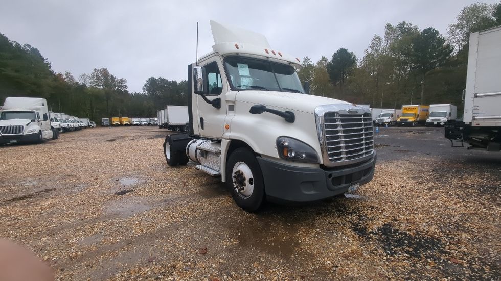 Day Cab Tractor-Heavy Duty Tractors-Freightliner-2019-Cascadia 12542ST-Suwanee-GA-371,206\n\t\tmiles-$ 34,000 - Image 1