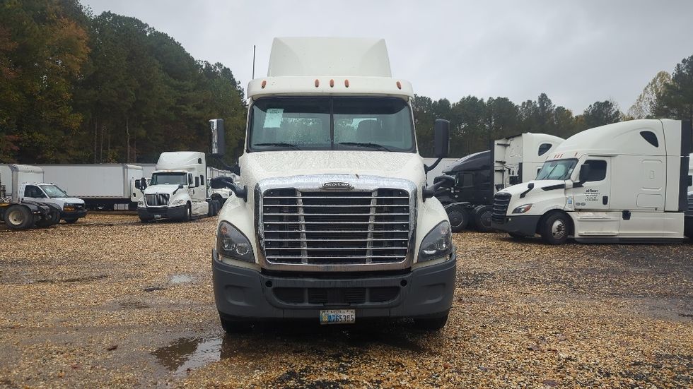 Day Cab Tractor-Heavy Duty Tractors-Freightliner-2019-Cascadia 12542ST-Suwanee-GA-371,206\n\t\tmiles-$ 34,000 - Image 2